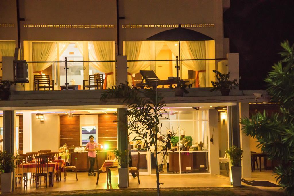 Paradise Beach Hotel Negombo Exterior photo