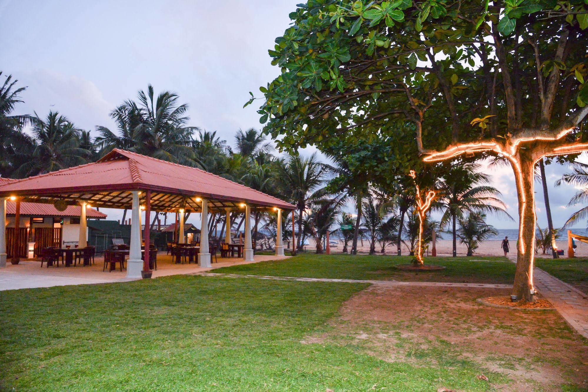 Paradise Beach Hotel Negombo Exterior photo